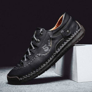 Pantofi din piele de epocă frumos lucrați